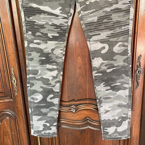 Gray camo moto style legging pants size 8 - Picture 3 of 5